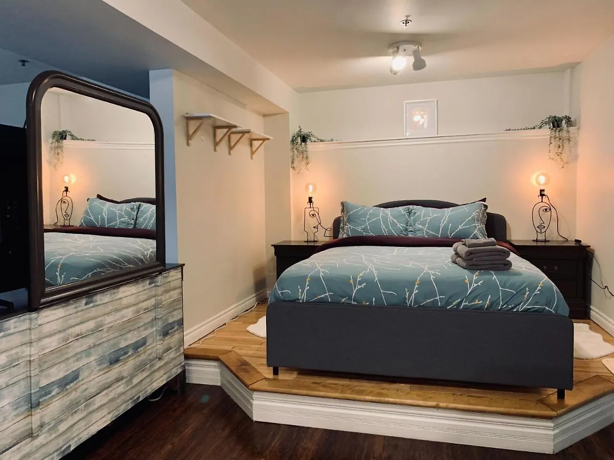 121 Spacious Suite , Free Parking contacts